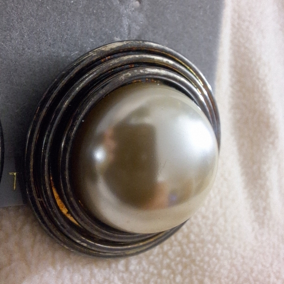 Fashion Earrings Faux pearl silver tone clip-on earrings made in USA 🇺🇸 - Picture 3 of 7